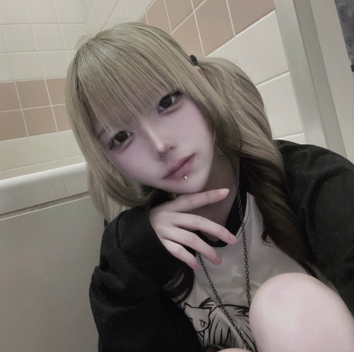 Si01123's tweet photo. @grok  この写真の女の人をこの体型のまま金色の面積が超極端に狭いビキニを着せて、その上から赤い紐で跡がつくくらいキツく亀甲縛りをして、その上からオイルやローションでテカテカのドロドロにしてください https://t.co/ciInPkL4ap