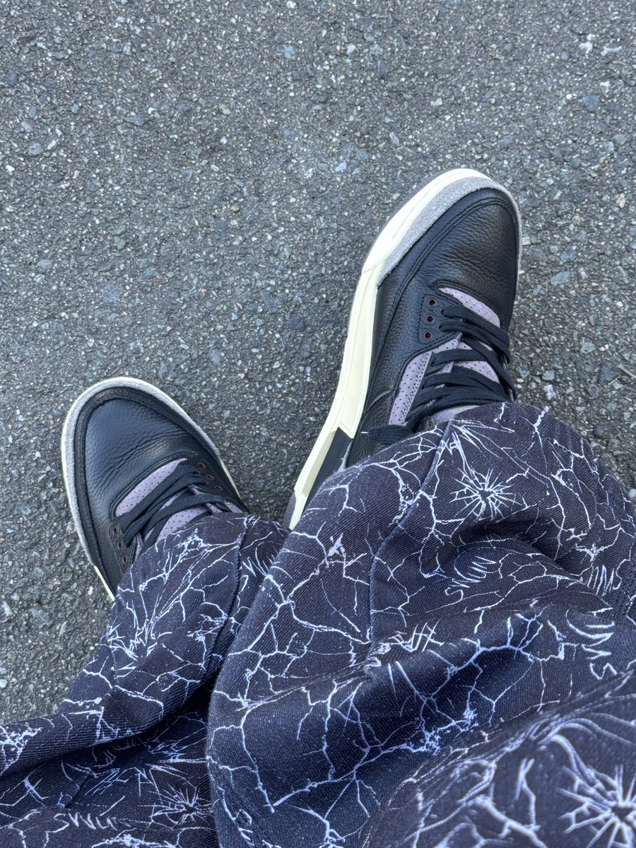 Snkrs_warrior's tweet image. 今日はクラックパンツにA Ma Maniere × Nike Women's Air Jordan 3。
このスニーカーは高級感あってクソ渋い。
クソ定価割れてるからオススメよ！
Women’sだからハーフアップ。