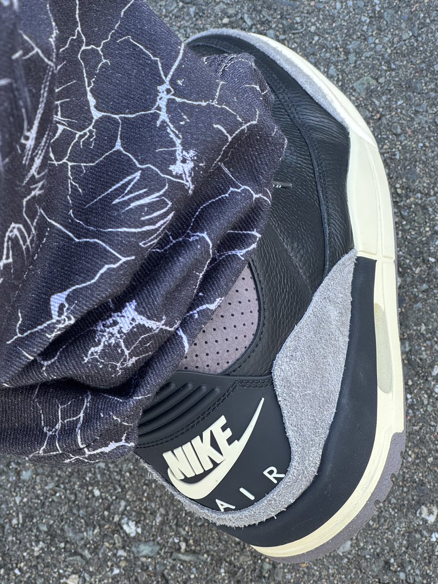 Snkrs_warrior's tweet image. 今日はクラックパンツにA Ma Maniere × Nike Women's Air Jordan 3。
このスニーカーは高級感あってクソ渋い。
クソ定価割れてるからオススメよ！
Women’sだからハーフアップ。