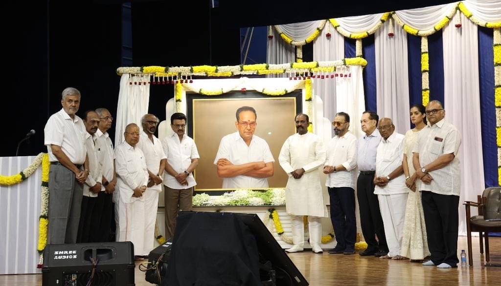Anas_Politician's tweet photo. ஏவிஎம் சரவணன் அவர்களின் படத்திறப்பு விழாவில் நமது தலைவர் @ikamalhaasan அவர்கள் கலந்துகொண்டு ஏவிஎம் குடும்பத்துடன் ஆன 65 ஆண்டு உறவின் நினைவுகளை நினைவு கூர்ந்தார் .
#KamalHaasan
#AVMSaravanan https://t.co/Rdy5y6i7Va