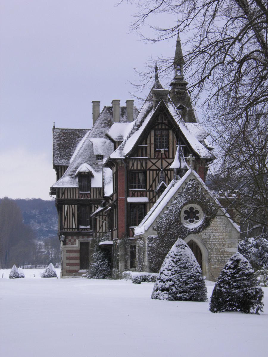 Le #Manoir de #Villers en #SeineMaritime, en #Normandie. Il est entouré d’un jardin remarquable sous la neige, aménagé dès le XVIIIè siècle, agrandi et modifié au cours des siècles suivants.