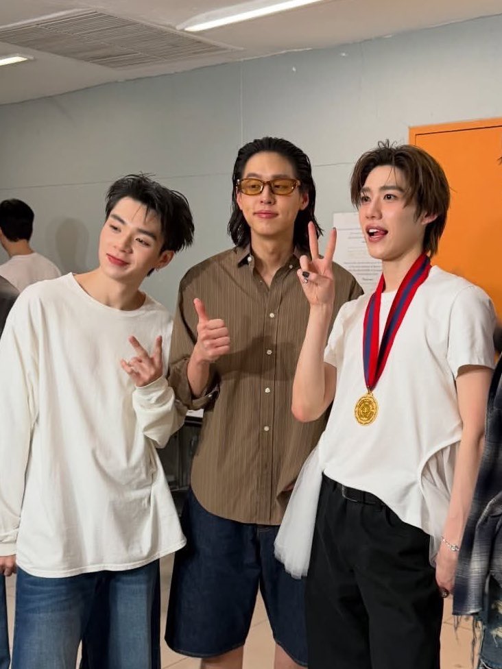 อยากได้แหวน           เห้ย พี่เก็บเงิน         😝
เพชรบ้าง                   มาทั้งชีวิตเลย         💍