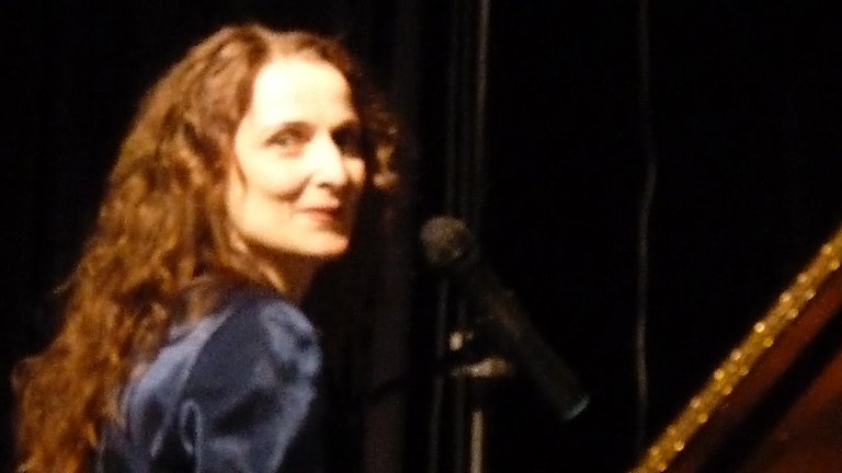 Theatersaal's tweet photo. Im ersten #Mittagskonzert des Jahres singt die Sängerin, Pianistin &amp; Komponistin Evelyn Lipke unter dem Titel "Befreiung naht!" ausgewählte Eigenkompositionen ihrer gleichnamigen neuen CD am Bösendorfer Flügel. 
Die Unimusik wünscht ein frohes neues Jahr!
https://t.co/zkn1IEVqRs https://t.co/A8Ef4A1M97