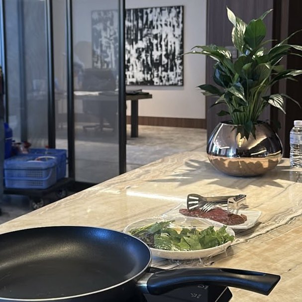 _tellheaven's tweet image. P’ninew กับจอสกวินอีกเรื่องหรอ😭 
(ปล.เก้าอี้กวินปะ เหมือนที่น้องเคยนั่ง)