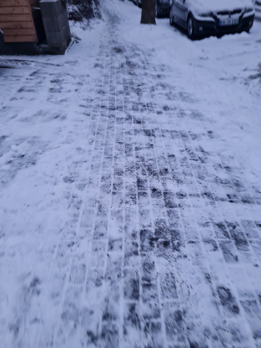 MaineCoonEmmet's tweet image. Snow on the railway today!
Make sure to stay safe on all tracks and enjoy the snow in Nimbasa!