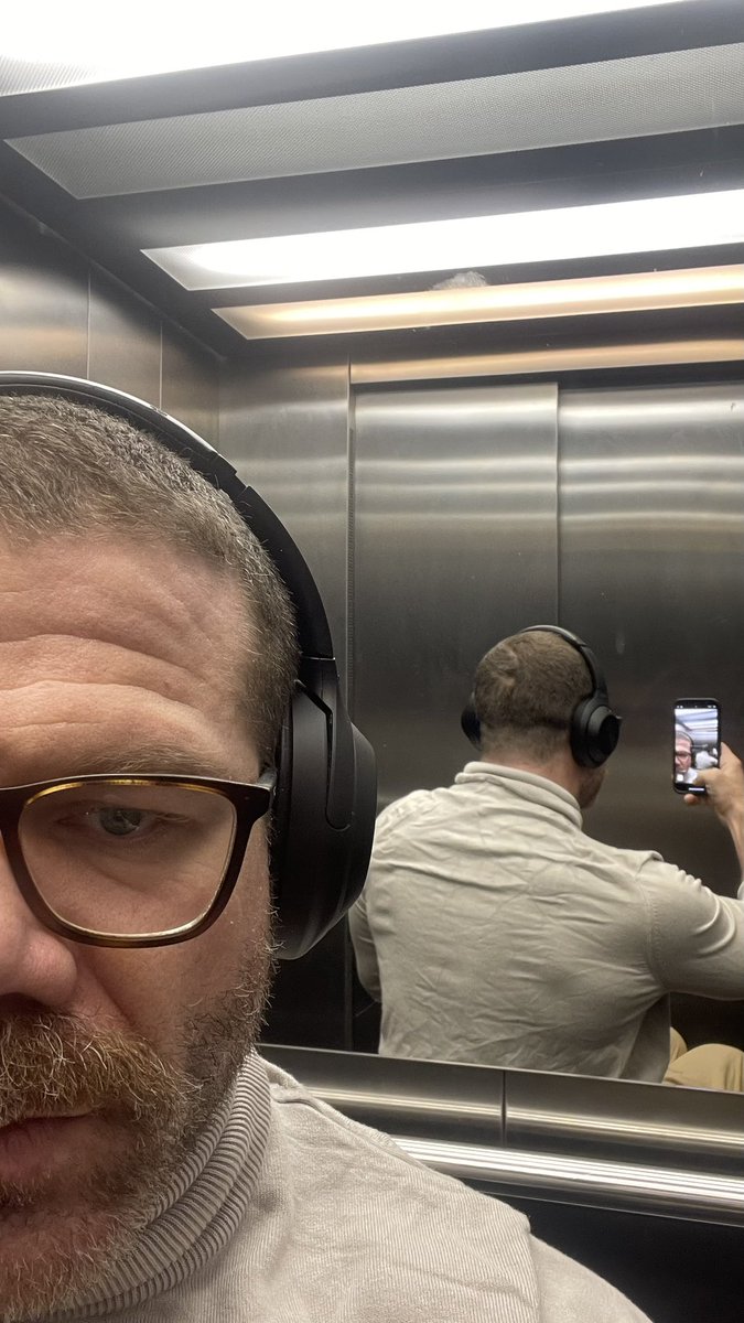 Děsivě nerad píšu sám o sobě… 
Teda jinak než ironicky a tak, abych si řekl o pomoc :).
Za poslední roky, kdy za sebou nemám reprezentaci(plaveckou), ale jedu po vlastní ose jsem to musel změnit.
Ale teda dávat dohromady Donio?
🤦‍♂️🤦‍♂️
A navíc kvůli sportu, kterej většina lidí