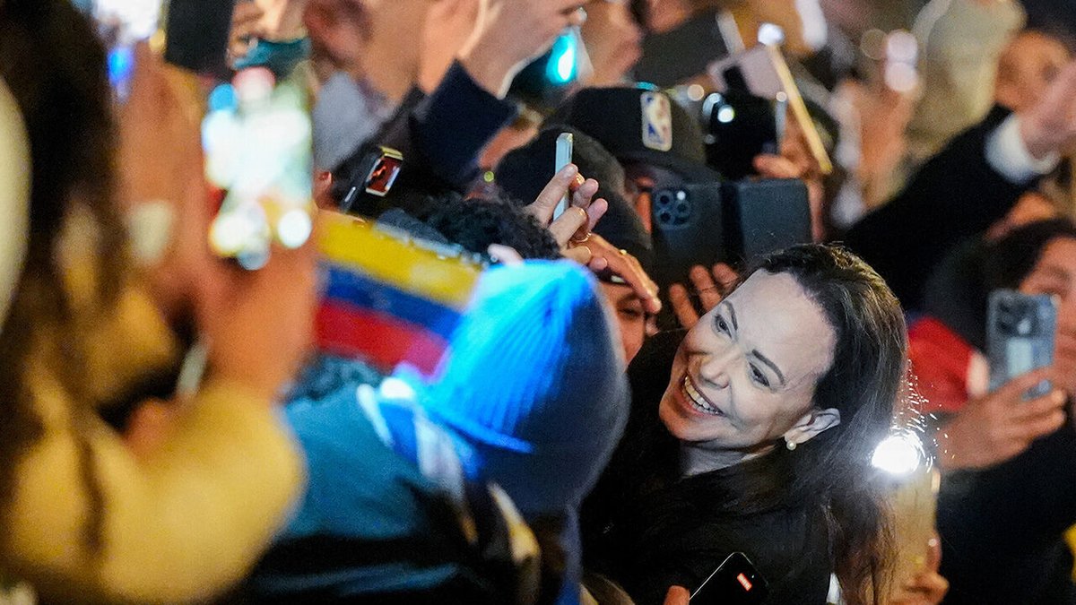 SBS8news's tweet image. “노벨평화상 마차도 "최대한 빨리 베네수엘라 돌아갈 것"
👉 : news.sbs.co.kr/news/article.d…

#베네수엘라 #대통령 #sntp #미국 #체포 #시상식
도움이 되었다면 기사를 공유(재게시)해 주세요!”