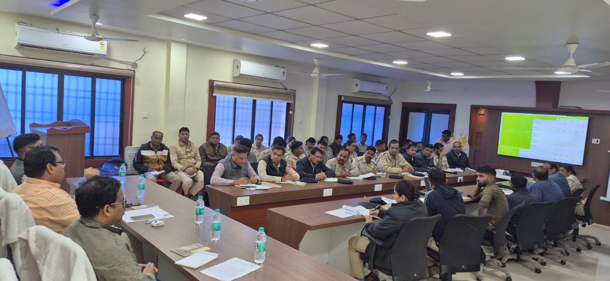 BargarhDfo's tweet photo. A Division level forest fire prevention and management training was conducted by Bargarh Forest Division. Rangers, Foresters, and Forest Guards attended. Fire points from the last five years were analyzed, and staff were advised to follow SOPs and the Division’s Fire Action Plan. https://t.co/WGUTOCJqc6