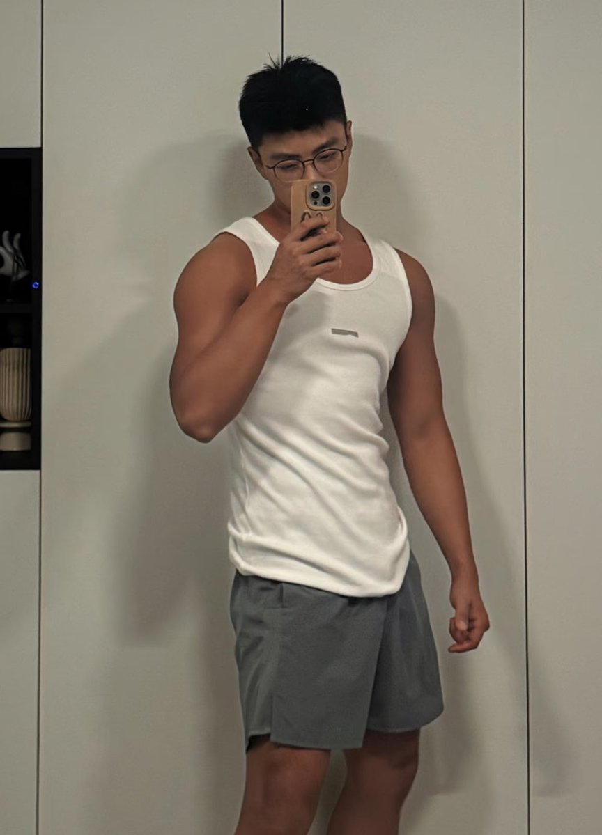 중학교나고등학교때같은반에있던성격좋고공부잘하고평소엔친하지만성적만나오면살짝질투하는데대학은잘간안경벗으면꽤잘생겨서반애들이안경벗으라고해도꿋꿋이쓰고다니는(나는걔안경쓴걸더좋아함)밖에잘나가놀지도않지만왠지피부가까맣던남자애가요즘운동한다며나에게사진을보냈다라는상상을하게만듦