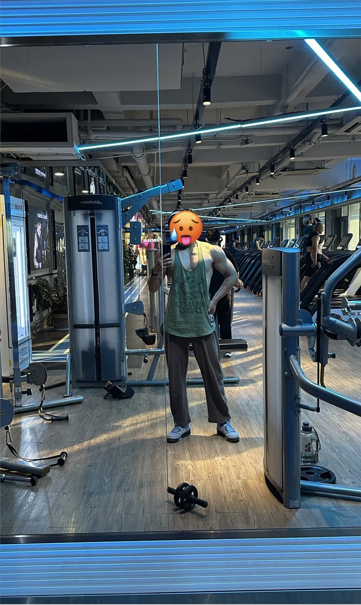 这灯光有力气🤓🥵#肌肉男大 #反差 #胸肌