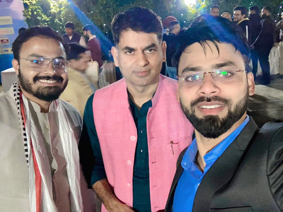 सवाल पूछा गया 'ईश्वर' पर,
जवाब खोज लिया गया कुर्सी में।

सबूत नहीं,
पर यक़ीन पूरा है—
यही आज का विमर्श है।

आगे का सफ़र
और भी मज़बूत हो—
यही कामना।

<a href="/saurabhtop/">Saurabh Dwivedi</a> <a href="/TheLallantop/">The Lallantop</a> <a href="/Abhinav_Pan/">Abhinav Pandey</a> #saurabhdwivedi #Lallantop #सौरभद्विवेदी