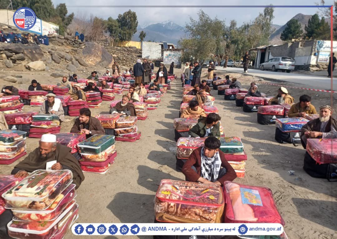 AfghanistanNDMA's tweet image. د ننګرهار ولایت له پیښو سره د مبارزې آمادګۍ ریاست ۲۰۱ زلزله ځپلو او مستحقو کورنیو ته غیر خوراکي توکي، چرګان او د هغه خوراکه مواد ووېشل

د اکټیډ #ACTED  او د #VDT له موسسو سره له پېښو سره د مبارزې آمادګۍ ملي ادارې د لاسلیک شويو هوکړه لیکونو له مخې، د ننګرهار ولایت له پېښو سره د