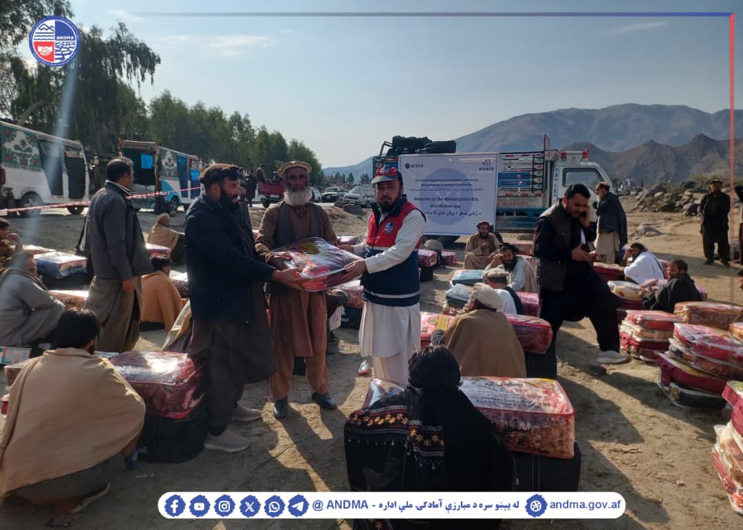 AfghanistanNDMA's tweet image. د ننګرهار ولایت له پیښو سره د مبارزې آمادګۍ ریاست ۲۰۱ زلزله ځپلو او مستحقو کورنیو ته غیر خوراکي توکي، چرګان او د هغه خوراکه مواد ووېشل

د اکټیډ #ACTED  او د #VDT له موسسو سره له پېښو سره د مبارزې آمادګۍ ملي ادارې د لاسلیک شويو هوکړه لیکونو له مخې، د ننګرهار ولایت له پېښو سره د