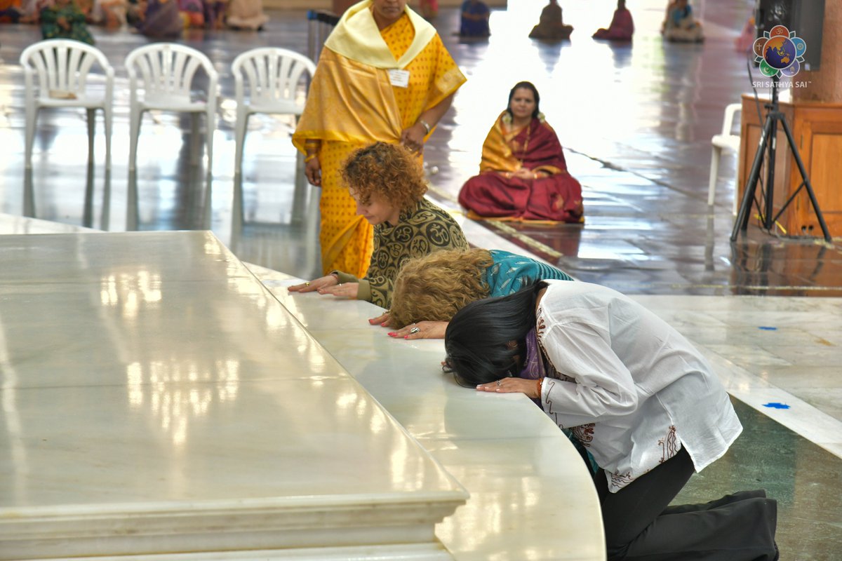 sidhant's tweet photo. New Prez of Venezuela Delcy Rodríguez is also Sathya Sai Baba Bhakt, just like the deposed Prez Maduro who was kidnapped by the Americans over the weekend.

Delcy as Vice Prez had visited India last year, &amp; paid a visit to Prasanthi Nilayam, Samadhi Mandir of Sathya Sai Baba. https://t.co/dS9HCQ1Vs0