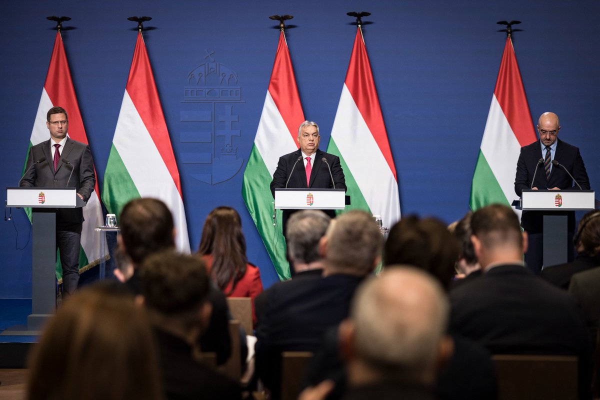 LoetitiaH's tweet image. 🛑 Viktor Orbán : Les Ukrainiens ont déposé une nouvelle facture. Cette fois-ci, elle s’élève à 800 milliards de dollars. C’est le montant dont ils affirment avoir besoin au cours des dix prochaines années pour assurer le fonctionnement du pays. Une somme colossale : près de…