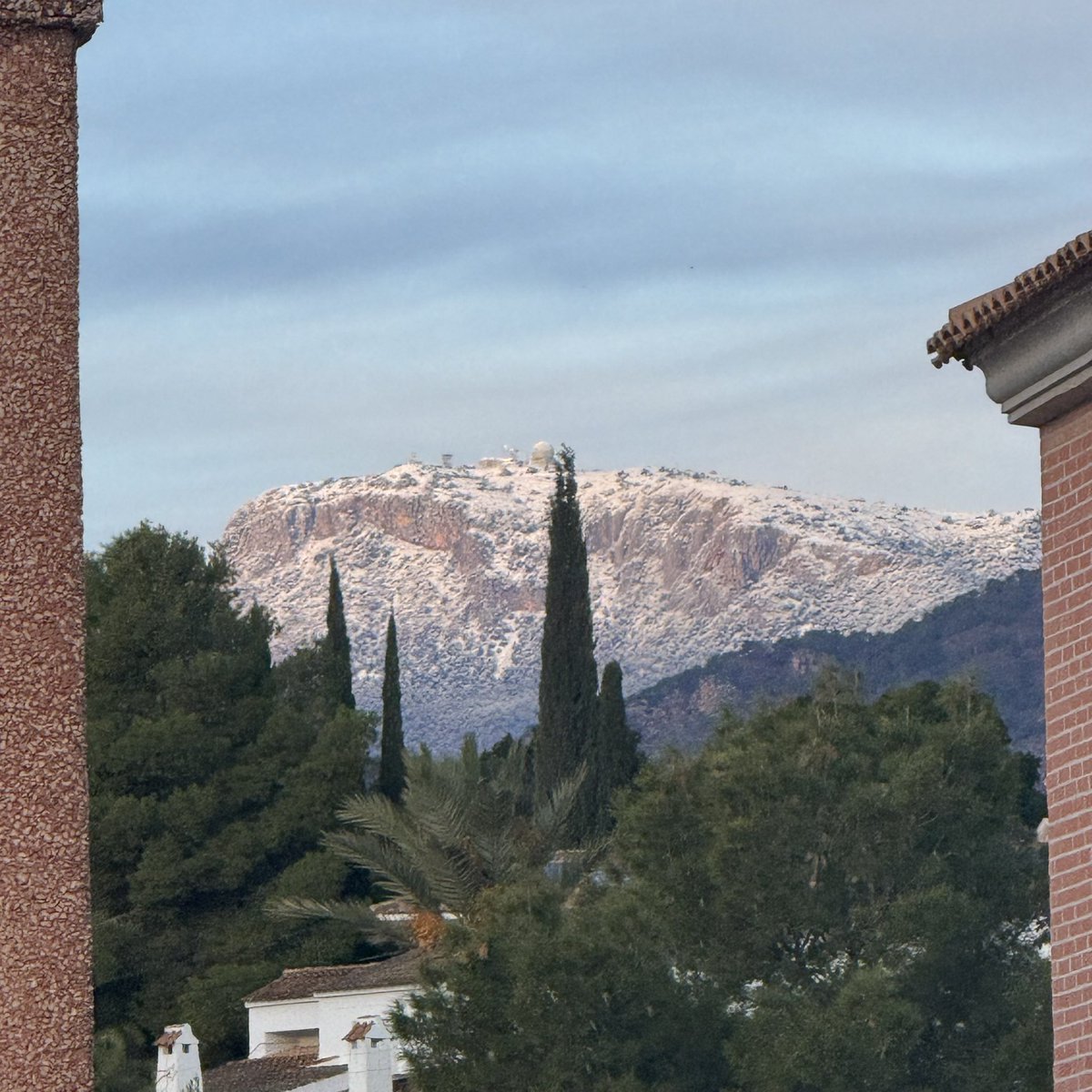 Así amanece #SierraEspuña 

Con otro manto blanco de nieve después de la lluvia de ayer y esta noche

En #AlhamaDeMurcia, la temperatura no llegó a bajar lo suficiente para que pudiera caer algo de nieve, además de que apenas si han caído unas gotas durante la noche.