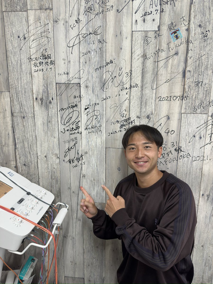 Repair0517's tweet photo. 【アビスパ福岡 重見 柾斗選手】

先日、アビスパ福岡の重見柾斗選手が来てくれました😊

重見選手は福岡大学出身で、2年前のルヴァンカップ優勝の際には、大学生ながらクラブの初優勝に大きく貢献した選手です⚽️

これから重見選手のさらなる活躍をサポートできるよう、全力で取り組みます🔥
皆さまもぜひアビスパ福岡、重見選手の応援をよろしくお願いいたします🙏

#AVISPA #アビスパ
#アビスパ福岡
#重見柾斗