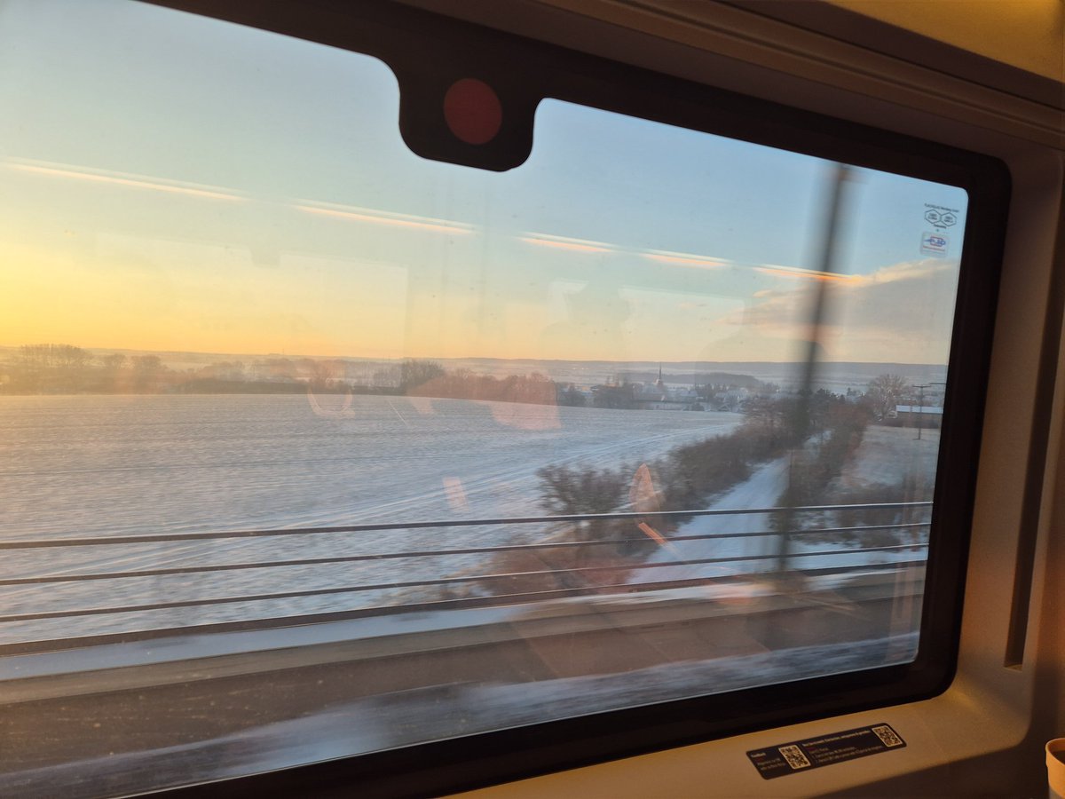 Amb_Delattre's tweet image. Dans le train Berlin-Paris pour participer à la Conférence des ambassadeurs et des ambassadrices, mon vol ayant été annulé. Paysages magnifiques des Länder de l'Est de l'🇩🇪, avec lesquels la 🇨🇵 a fortement renforcé son partenariat ces dernières années.