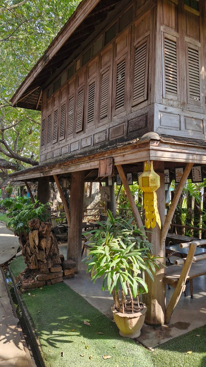 Channel01055952's tweet photo. ร้านลมเย็น ที่จังหวัดอุตรดิตถ์ เป็นร้านบรรยากาศแบบล้านนา ทางเหนือ ที่ทำได้ดีทีเดียว แวะมากินกาแฟ หรือกินข้าวก็ได้ ยิ่งช่วงนี่อากาศกำลังเย็นสบาย 
ทำให้นั่งแล้วรู้สึกสบายๆ ทางผ่านก่อนขึ้นเหนือแบบจริงๆ #ลมเย็น #อุตรดิตถ์ https://t.co/KXpGFPaxmb