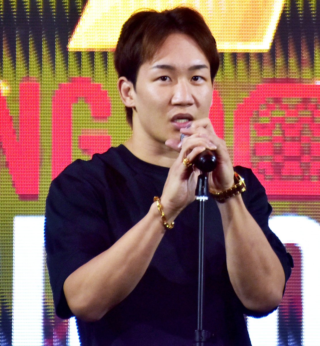 朝倉未来、復活を宣言‼️　
「負けたけどこのままじゃ終われない」
シェイドゥラエフ戦から6日後、
BreakingDown表彰式にCEOとして登壇
oricon.co.jp/news/2429114/f…

#朝倉未来 <a href="/Mikuruasakura_/">朝倉未来</a>