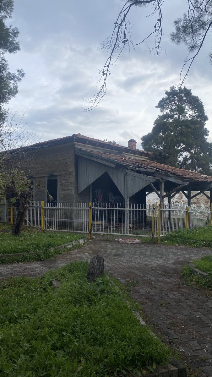 dal_lhan's tweet photo. Az önce önünden geçtim “herkesin bildiği halde kimsenin engellemediği cinayetin hikayesi”, Kırmızı Pazartesi’yi hatırlattı. 

Türkiye’nin en eski banliyö tren hattı ve istasyonlarından biri. 
Göz göre göre yıkılan tarih, sessiz kalanların ortak sorumluluğudur.
#BucaTrenİstasyonu https://t.co/Itr5Bot8Pi