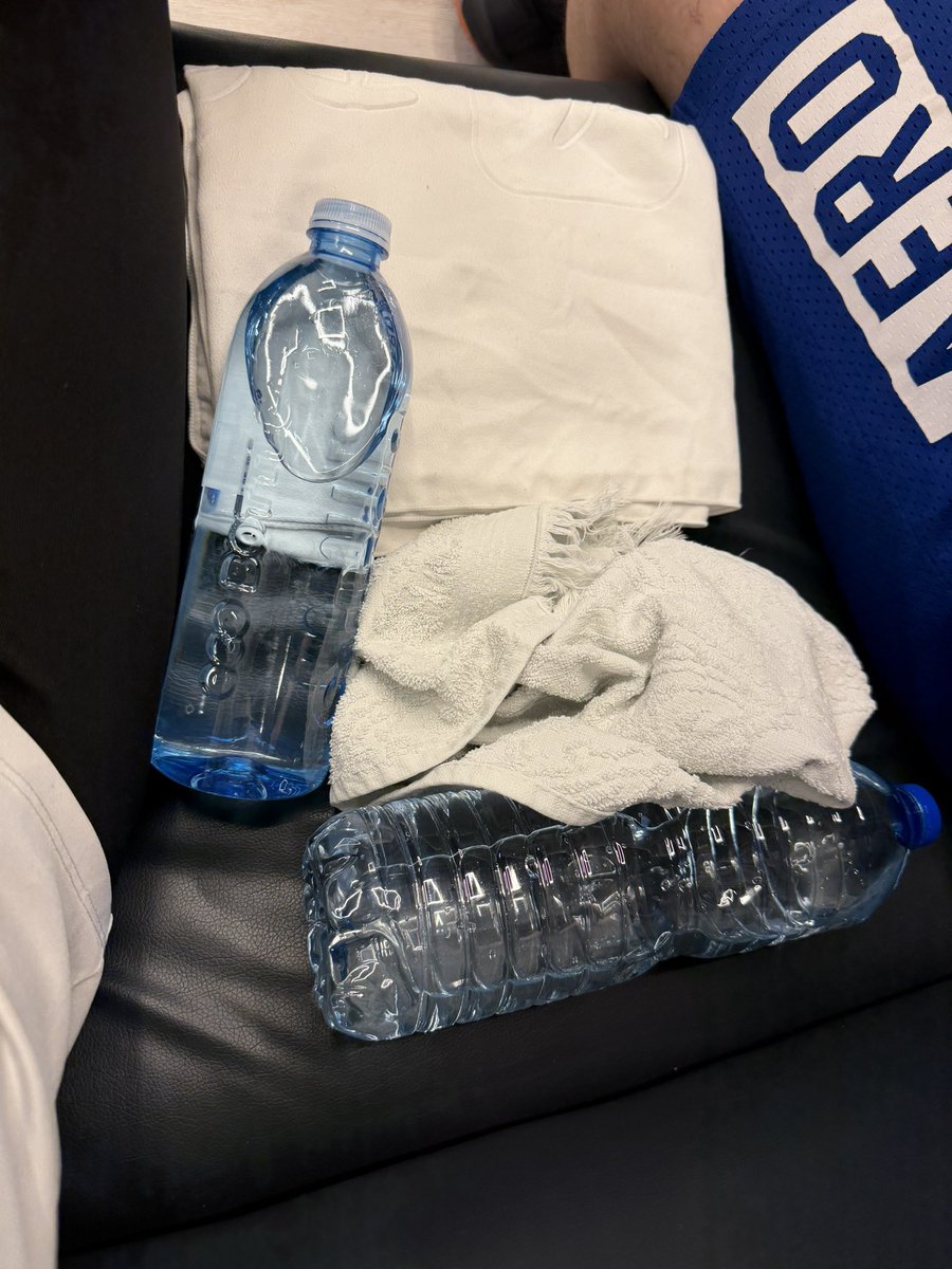 Üstteki benim havlum ve suyum 
Alttaki etonun havlusu ve suyu 🤦🏻‍♀️ 
Sanki aynı evden değil farklı evrenlerden geliyoruz 🤦🏻‍♀️