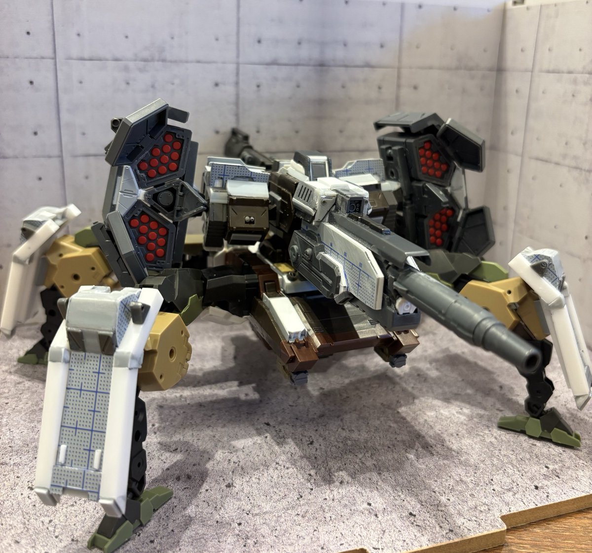 #フロントミッション 2089
#大型機動兵器
#箱庭技研
轟砦　作成記　サフ前の組み立て終了。
足の根本を半固定化することで全タイプ自立することができた。個人的に気に入っているのは、脚部装甲板×4頑張ったMS腕のXN型。箱庭技研のジオラマルームが簡単な撮影によい感じ✨