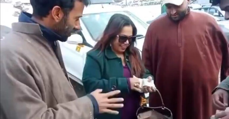 GulistanNewsTV's tweet image. Another Example Of Honesty And Integrity From Kashmir: Pahalgam Cab Driver Returns Bag With Cash And Valuables To Lady Tourist
#Pahalgam #Kashmir #Honesty #Integrity #Humanity #GoodNews #TourismKashmir
gulistannewstv.com/another-exampl…