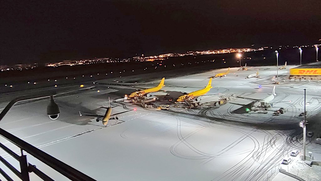 controladores's tweet photo. Aeropuerto de #Vitoria tras la nevada. 
Gracias al excelente trabajo de los equipos de tierra que han estado toda la madrugada quitando nieve en pista, rodaduras y plataforma a temperaturas bajo cero el aeropuerto se mantiene operativo. 
#Foronda #nieve https://t.co/ov5nF08uis