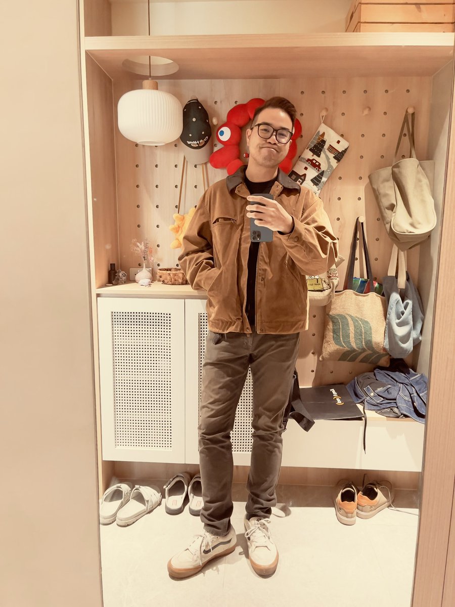 冬天真的很適合麂皮外套

但下雨就不 he he😭