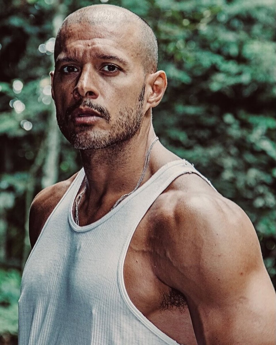 PauloRuch's tweet photo. Hugo Resende, ator carioca com cerca de 20 novelas no currículo, ao longo de #DonaDeMim, em que representa o policial militar e mestre de kickboxing Alan, conquistou merecidamente o seu espaço no folhetim se dividindo entre o drama e a comédia ingênua. 📺

📸: Thiago Gouvea https://t.co/Ji7sT7rXRZ