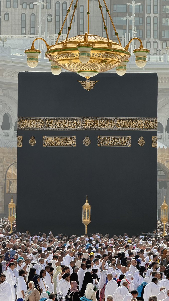 eeiin_1's tweet photo. يا كعبةً لَفَّ الجَلالُ ثِيابَها
سُبحانَ مَن بِبَهائِهِ حَلّاكِ 🕋🤍 https://t.co/e32BiBwmj1