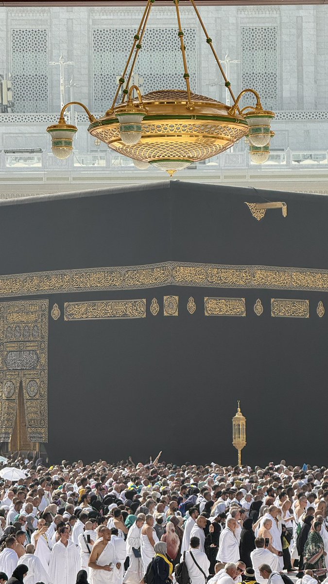 eeiin_1's tweet photo. يا كعبةً لَفَّ الجَلالُ ثِيابَها
سُبحانَ مَن بِبَهائِهِ حَلّاكِ 🕋🤍 https://t.co/e32BiBwmj1