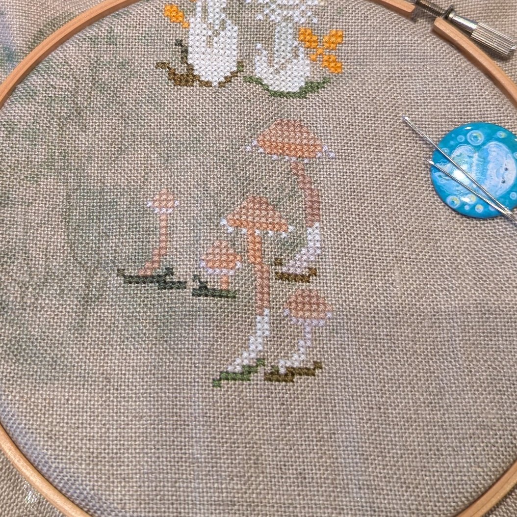 marizo_58's tweet photo. 毒キノコ始めました。
タマゴテングタケ　DEATH CAP
サクラタケ　MYCENA
Mushrooms and Toadstools
#owlforestembroidery
#クロスステッチ https://t.co/mXQcxRzb69