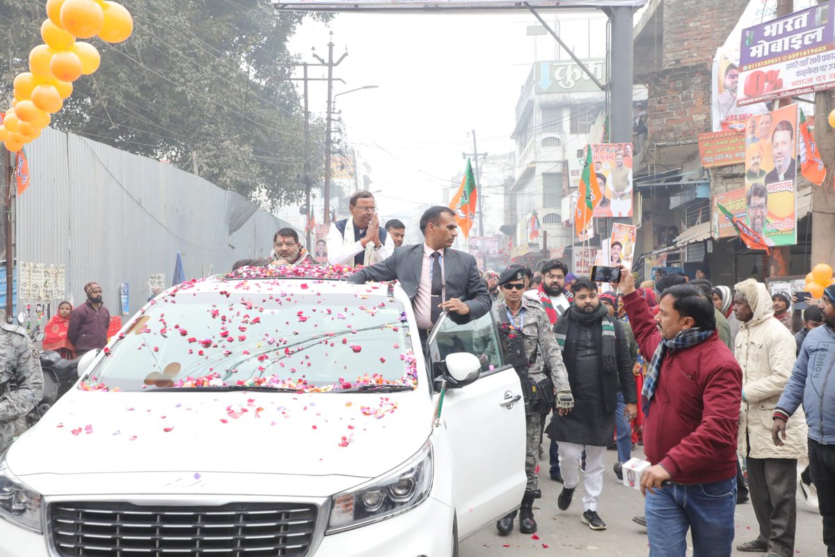 अपनों का स्नेह और विश्वास ही मेरा संबल है!

आज गोरखपुर क्षेत्र प्रवास के दौरान बाबा गोरखनाथ की पावन नगरी गोरखपुर में देवतुल्य भाजपा कार्यकर्ताओं द्वारा आत्मीयता और उत्साह के साथ स्वागत किया गया।

इस अवसर पर भारतीय जनता पार्टी के पदाधिकारियों, कर्मठ कार्यकर्ताओं एवं बड़ी संख्या