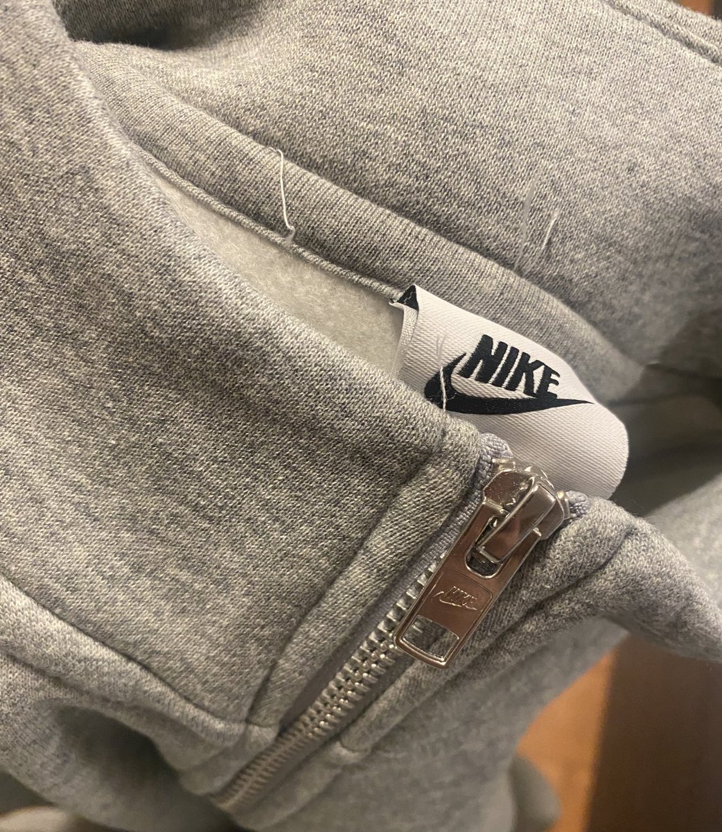 さっき買ってきたトレーナー、NIKEって高いけど縫製ってこんなもんなんや