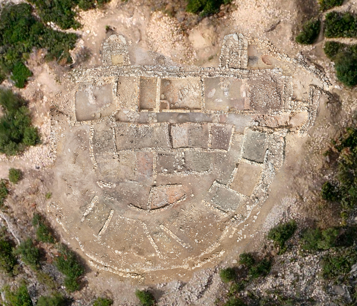 En el año 573 antes de nuestra era, Tiro no cayó. Eso es lo primero que hay que entender. Nabucodonosor II llevaba trece años asediando la ciudad-isla y, cuando finalmente pactó su rendición, no encontró el botín que esperaba. Tiro había evacuado su riqueza, su flota,