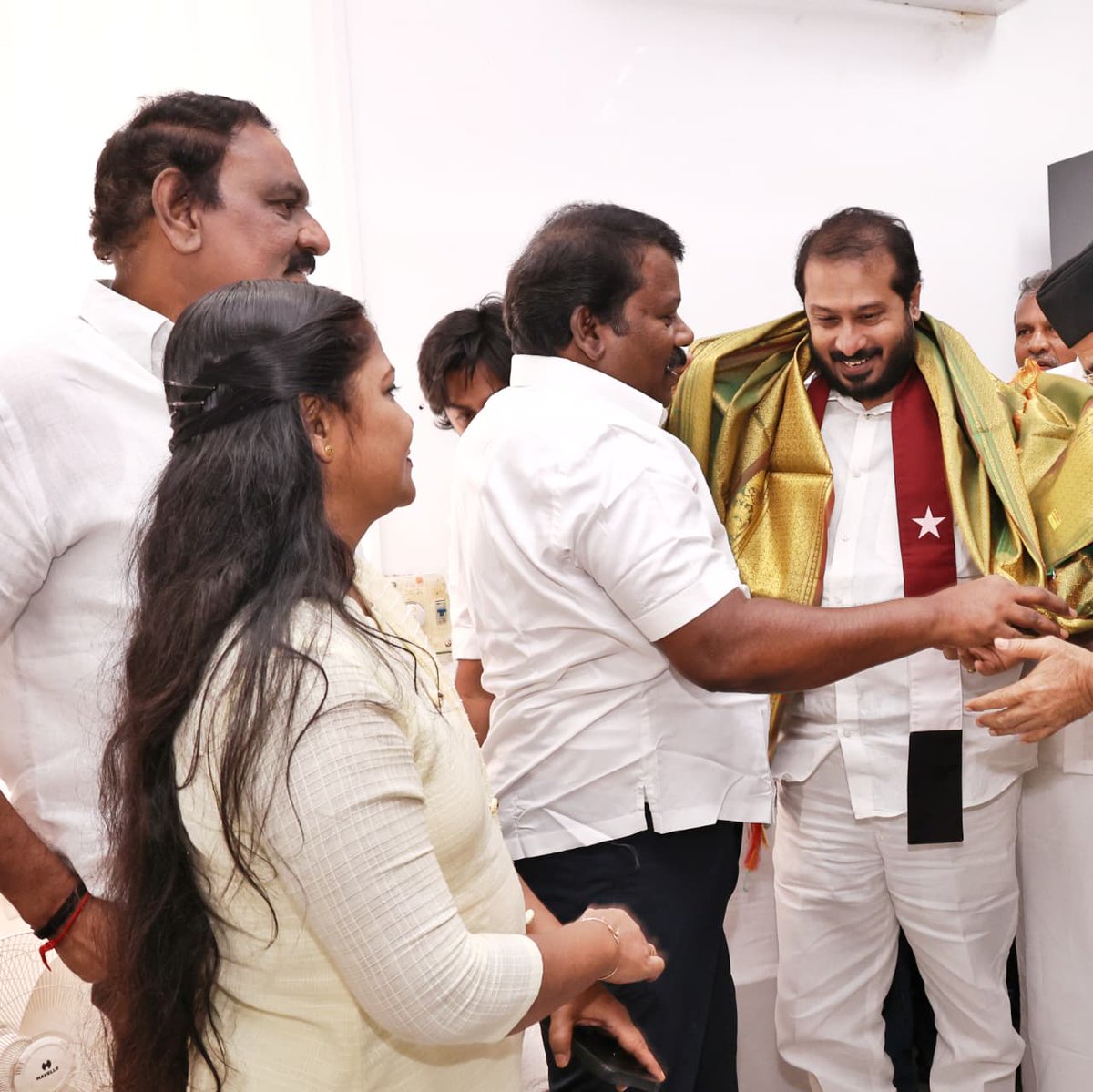 INCTamilNadu's tweet photo. மனிதநேய ஜனநாயக கட்சி தலைவர் திரு மு.தமிமுன் அன்சாரி அவர்கள் இன்று தமிழ்நாடு காங்கிரஸ் கமிட்டி தலைவர் திரு கு செல்வப்பெருந்தகை MLA அவர்களை சென்னை சத்தியமூர்த்தி பவனில் சந்தித்தார்.

தமிழ்நாடு காங்கிரஸ் கமிட்டி துணை தலைவர் திரு சொர்ண சேதுராமன்,  திரு இதயத்துல்லா விளவங்கோடு சட்டமன்ற உறுப்பினர் Dr தாரகை கத்பர்ட் உடன் இருந்தனர்.