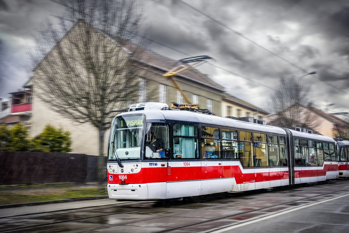 DPMBofficial's tweet photo. S novým rokem do nového zaměstnání. Včera do DPMB poprvé vkročilo 29 nových pracovníků. Převážně nám přibyli řidiči do kurzů, ale i deset nových zaměstnanců v dělnických profesích - např. zámečníci nebo odborníci elektroprofesí. Ročně přijmeme na 170 nových lidí. #DPMB https://t.co/tkPJeK0rct