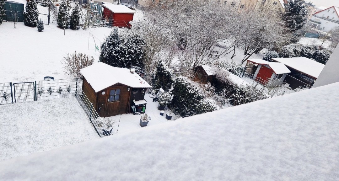 マイナス4度で雪だって大丈夫！家の中にさえいれば⛄
夫よりも頼りになる長男が朝から雪かきをしてくれたので助かるわ💪
バルコニーから庭側をパチリ📷
#ドイツ
#雪かきはドイツで覚えました
