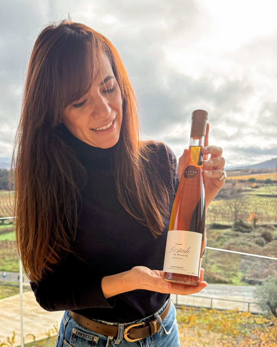Tostado de Seadur 2022 es el excelente vino blanco dulce de O Luar do Sil, la bodega de Valdeorras de la familia Rodero Villa (Pago de los Capellanes). Se elaboró con godello pasificado y tuvo una crianza de un año. Frescor y dulzura en boca. #vinodeldía bit.ly/4jput7Z