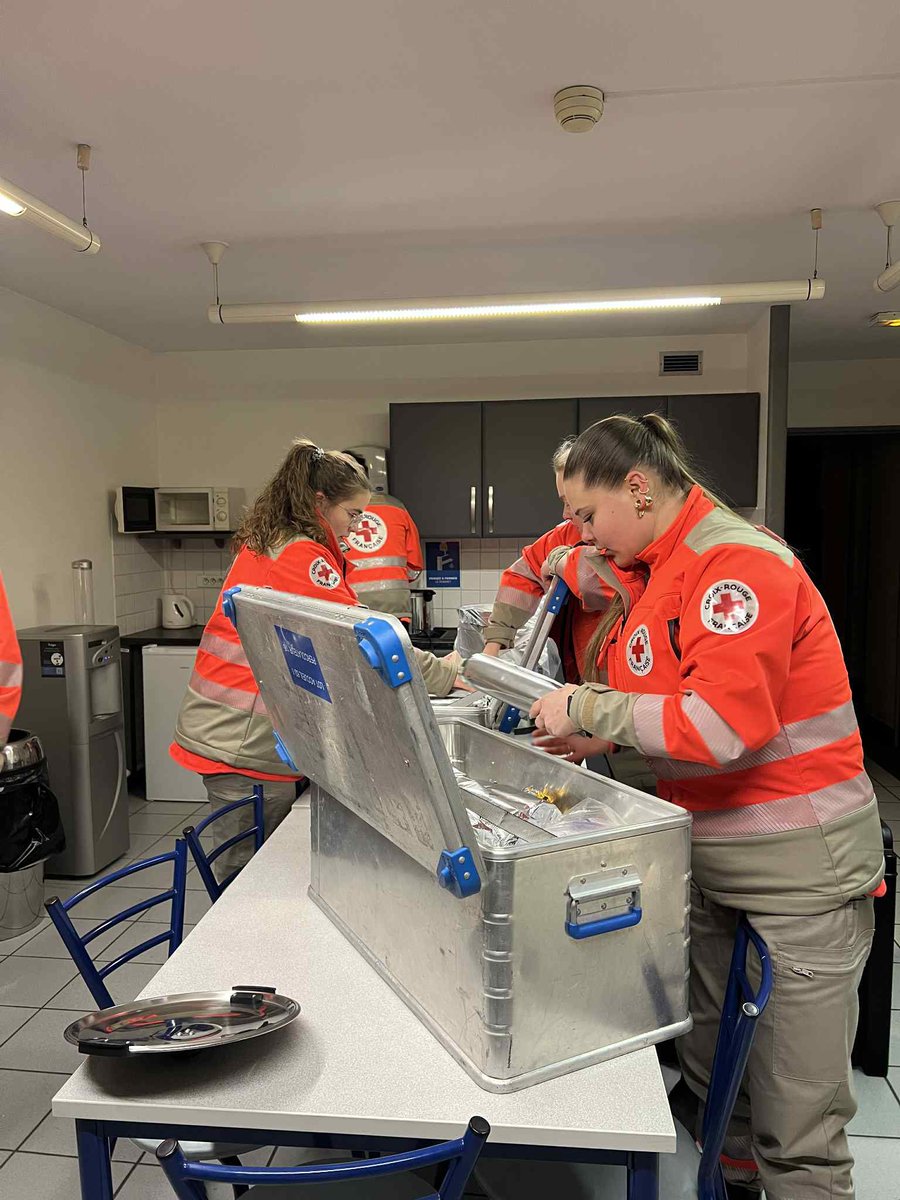 🚨Dans le cadre de la convention qui nous lie à la <a href="/sanef_1077/">Sanef 107.7 🎙️</a> , nos équipes sont actuellement mobilisées afin d’assurer une mission d’assistance auprès des chauffeurs poids lourds stationnés dans les zones de stockage PL, en raison des intempéries survenues ces dernières heures.