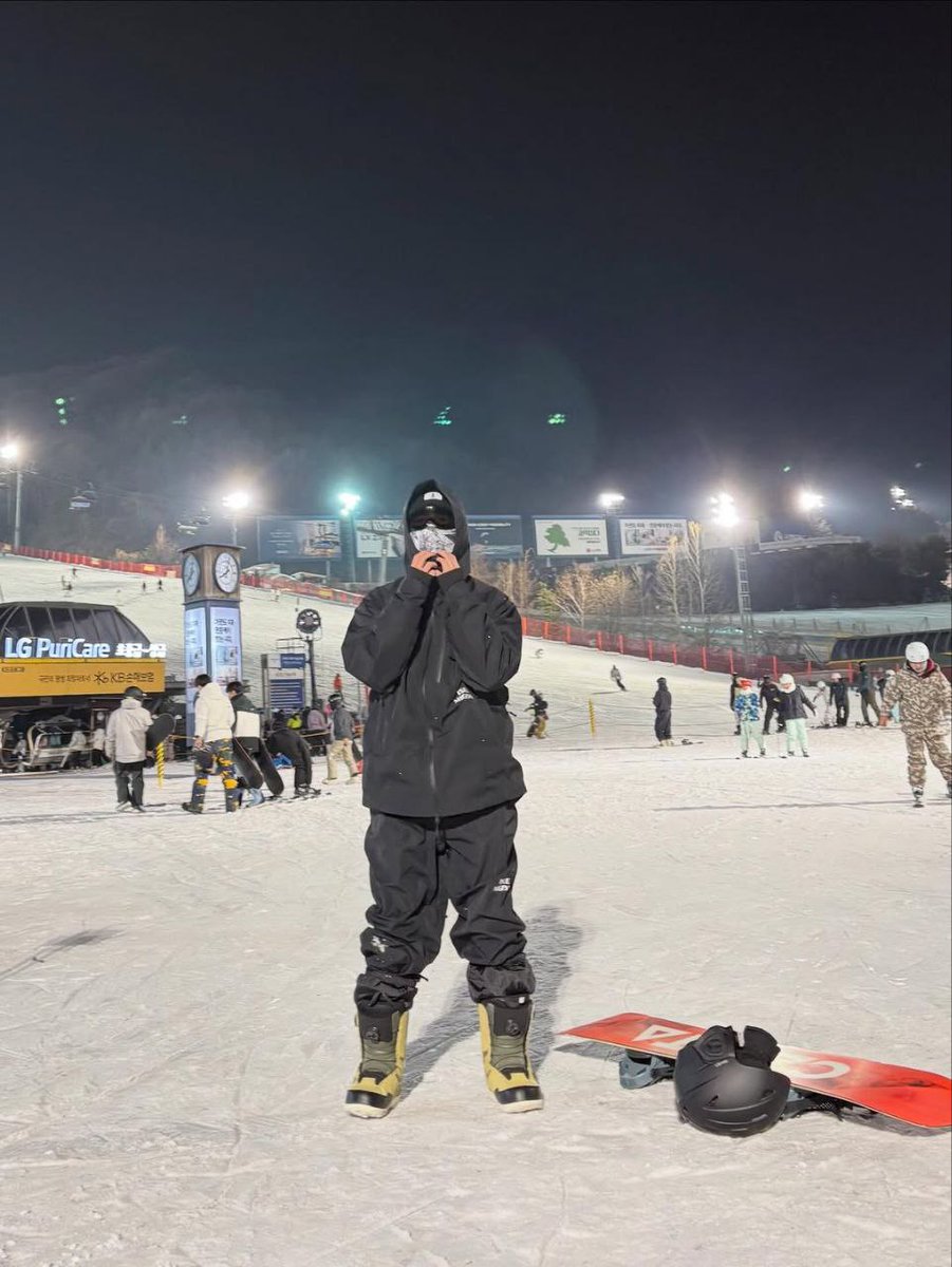 ahexng's tweet image. ski season has long begun, I may be late, but I finally made it. I finally went skiing like I’ve been wishing for! skiing at night when there’s no one around was really amazing 🥹 hope I can go more often in the future~