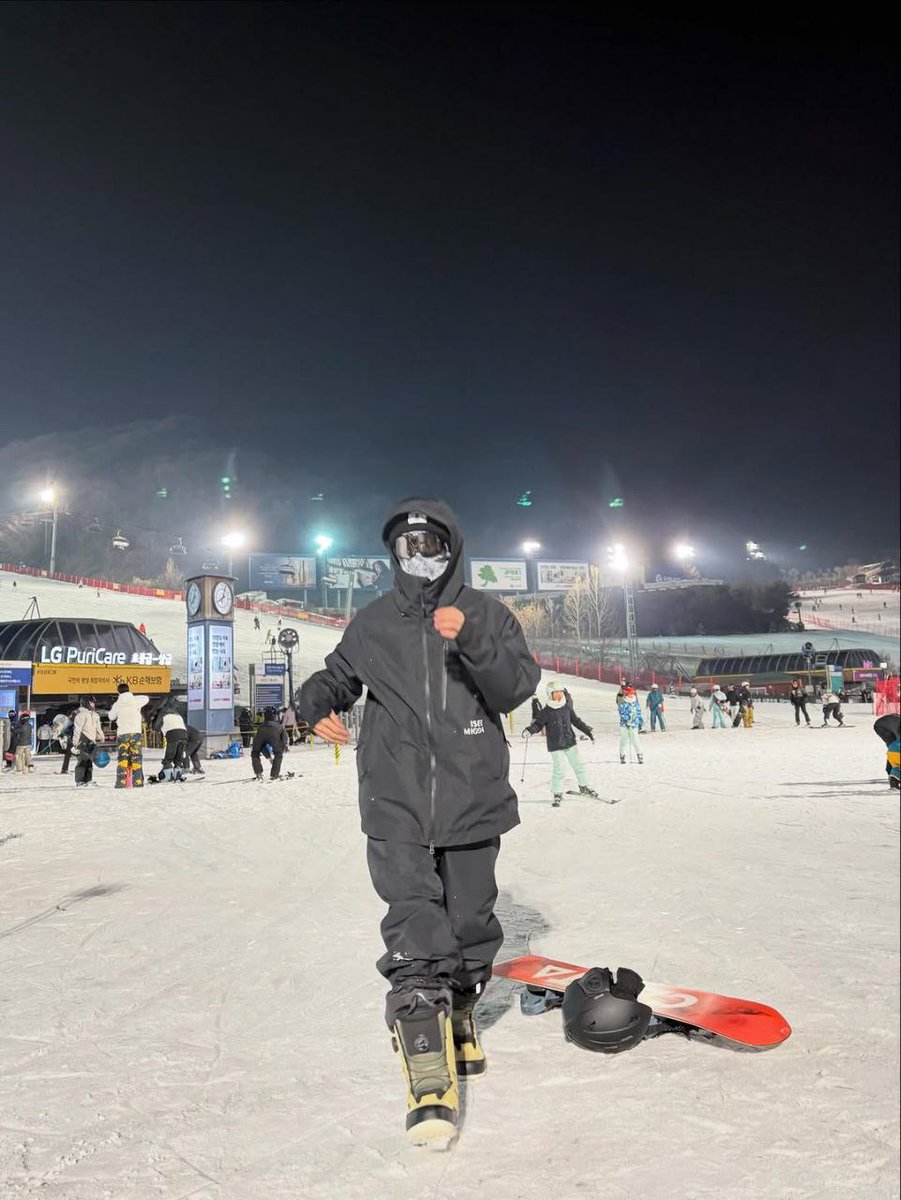 ahexng's tweet image. ski season has long begun, I may be late, but I finally made it. I finally went skiing like I’ve been wishing for! skiing at night when there’s no one around was really amazing 🥹 hope I can go more often in the future~