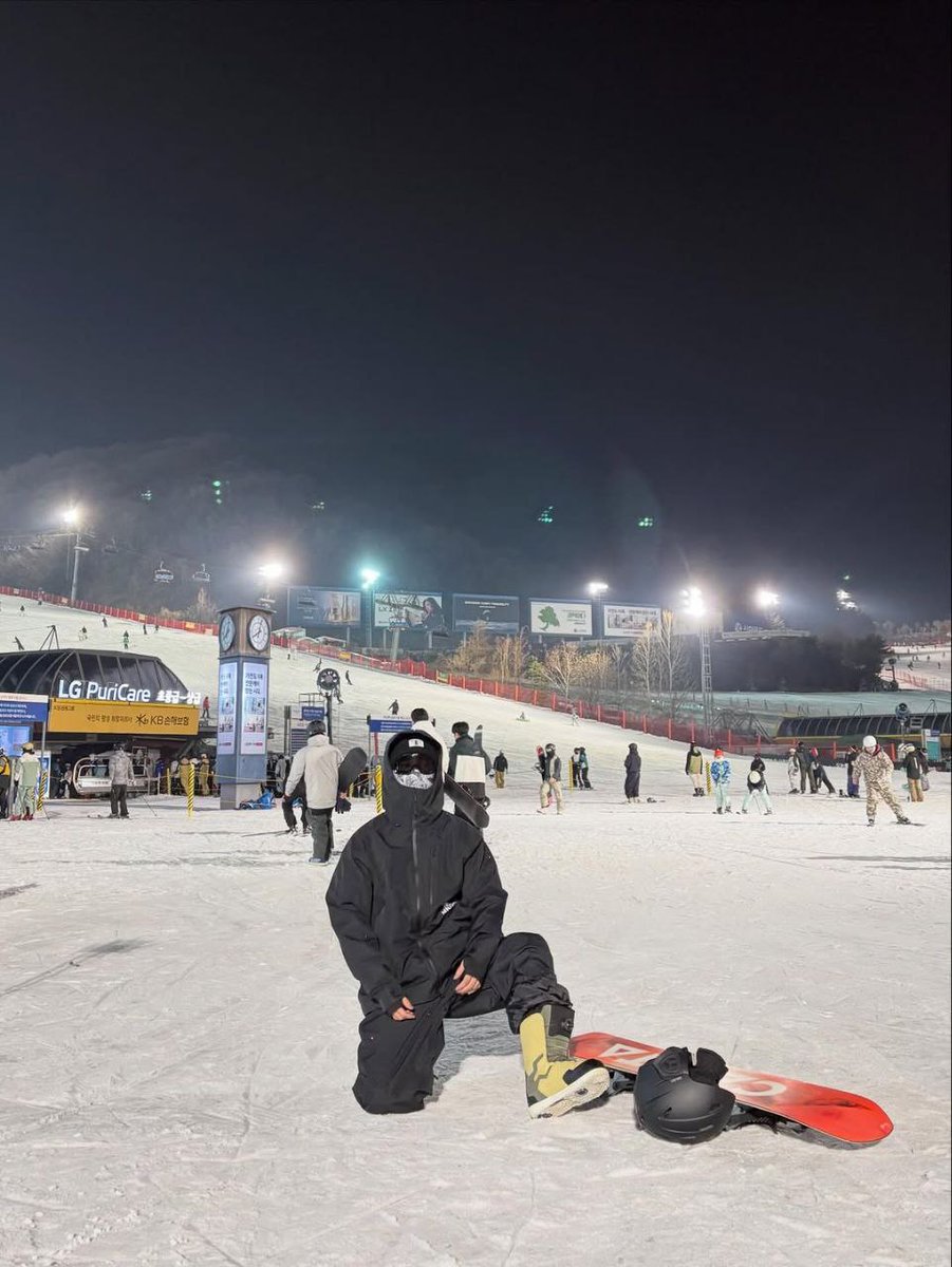 ahexng's tweet image. ski season has long begun, I may be late, but I finally made it. I finally went skiing like I’ve been wishing for! skiing at night when there’s no one around was really amazing 🥹 hope I can go more often in the future~