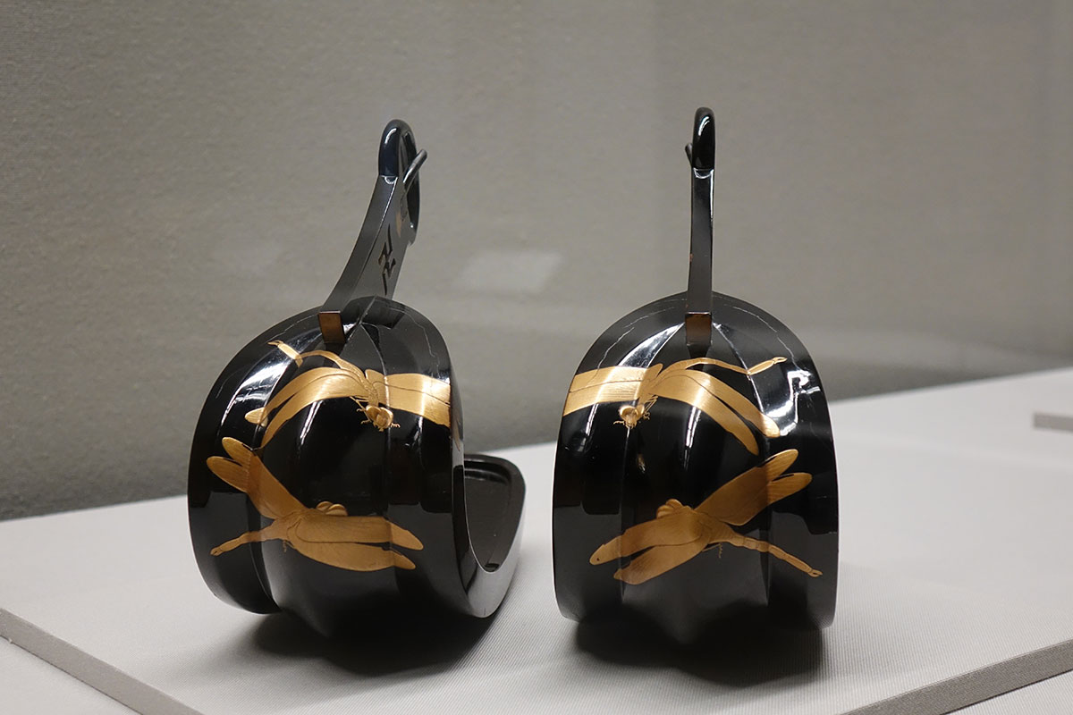 江戸時代の馬具③】 こちらの鞍（くら）と鐙（あぶみ）に描かれている