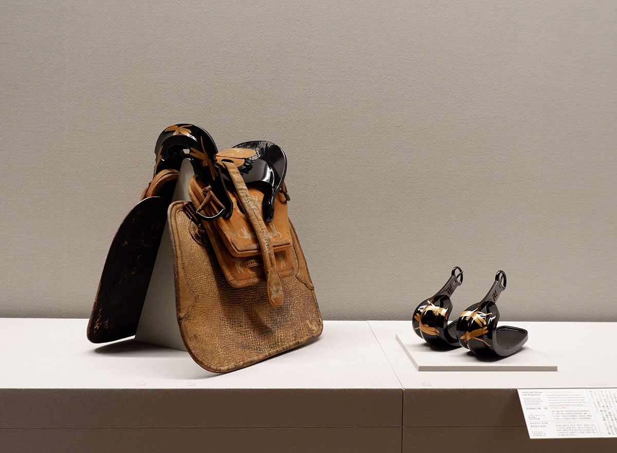 江戸時代の馬具③】 こちらの鞍（くら）と鐙（あぶみ）に描かれている