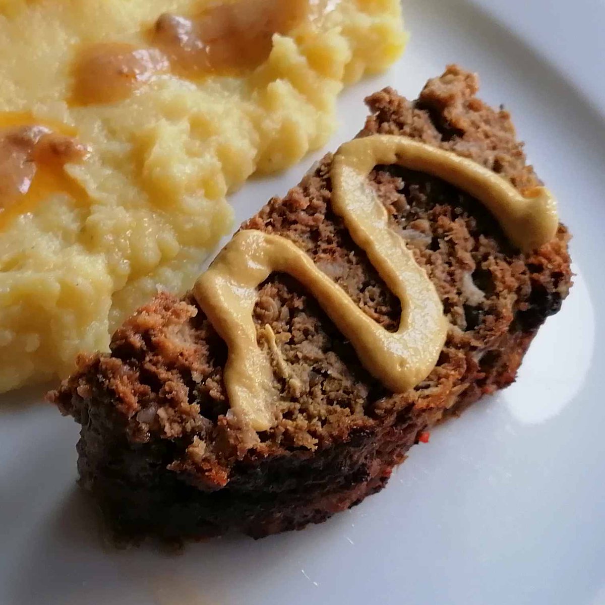 MikeKocht's tweet photo. Für uns ein Klassiker, der - ganz wie früher - durchaus auch für den Feiertag taugt:
#FaschierterBraten ( #Hackbraten ) mit #Erdäpfelstampf ( #Kartoffelstampf )
Ein Salat gehört schon dazu, was halt grad da ist
https://t.co/cJlCxL6WWo https://t.co/i3qXSMMC5M