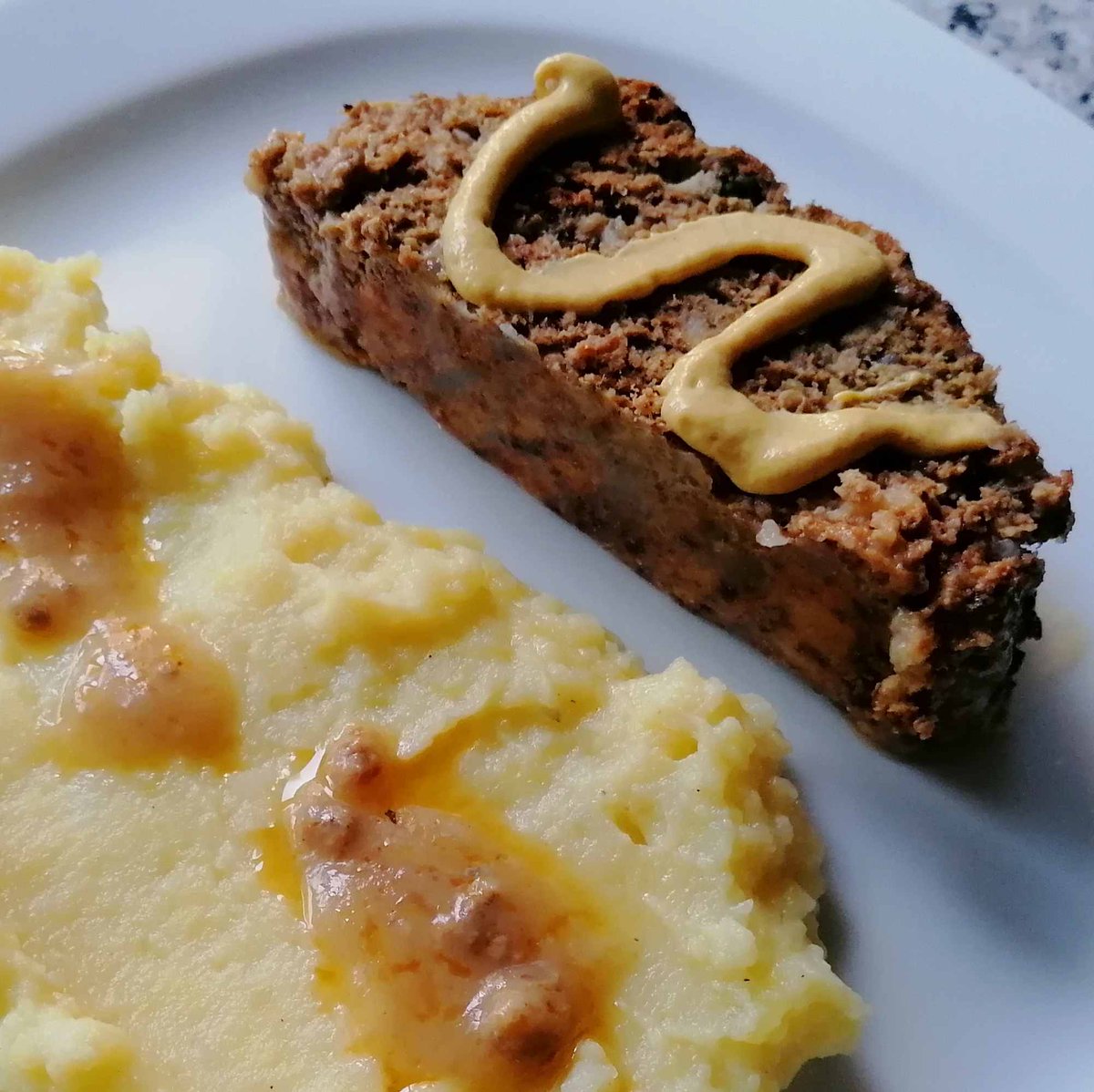 MikeKocht's tweet photo. Für uns ein Klassiker, der - ganz wie früher - durchaus auch für den Feiertag taugt:
#FaschierterBraten ( #Hackbraten ) mit #Erdäpfelstampf ( #Kartoffelstampf )
Ein Salat gehört schon dazu, was halt grad da ist
https://t.co/cJlCxL6WWo https://t.co/i3qXSMMC5M