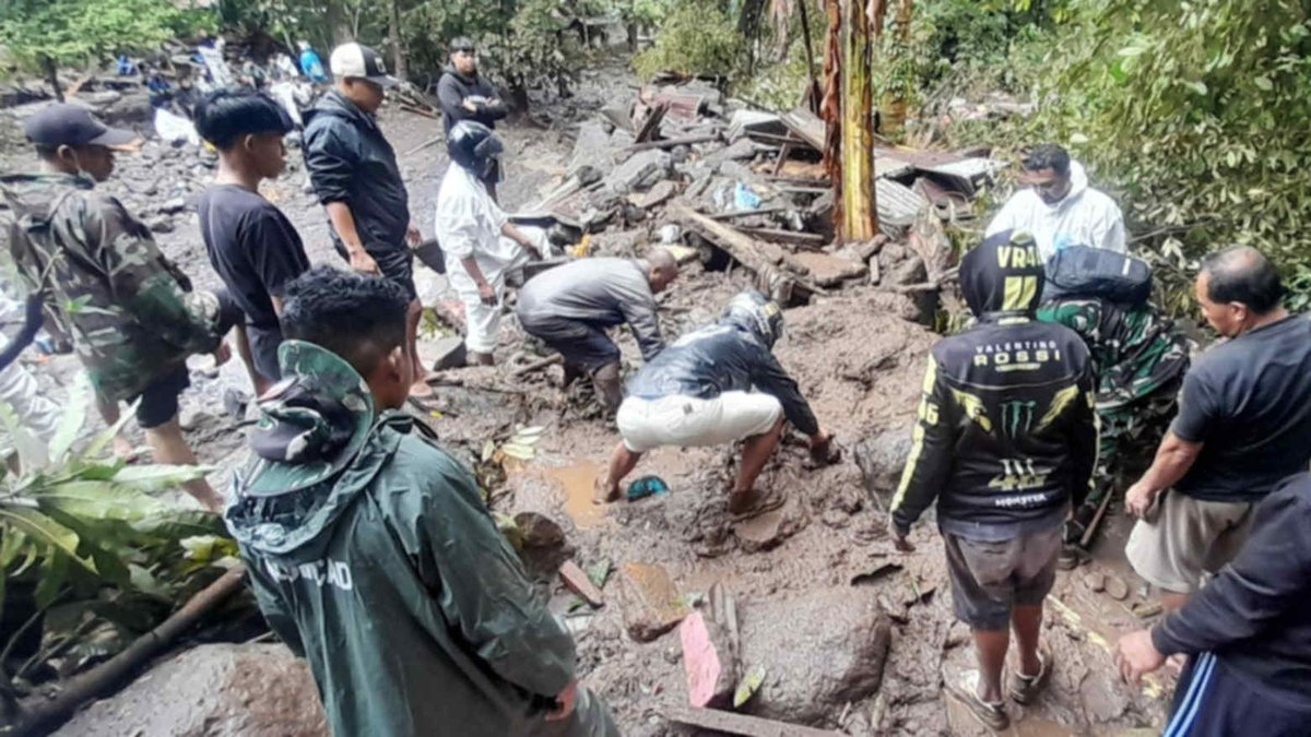 🇮🇩 DEADLY FLASH FLOODS STRIKE INDONESIA’S NORTH SULAWESI🚨

   At least fourteen people died after flash floods swept Indonesia’s North Sulawesi, triggered by intense monsoon rains on Siau Island. 

   Four remain missing as rescuers search debris-choked areas. Hundreds were